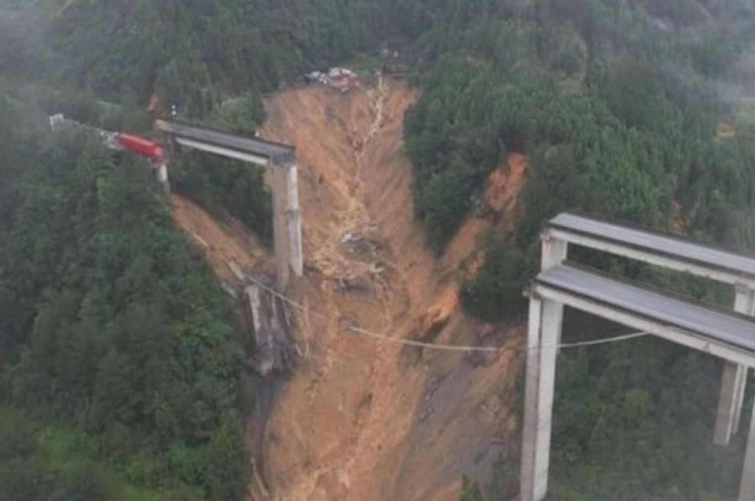 “Colapsó delante de mí”: un camión quedó al borde del abismo tras derrumbarse un puente en China