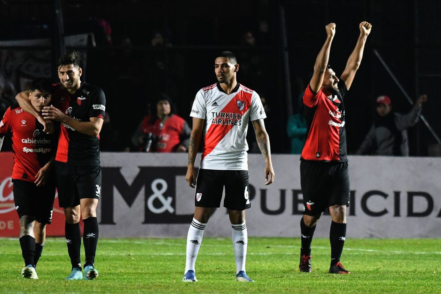 Con gol de Ávila y por el VAR, Colón le ganó a River 1-0 en Santa Fe