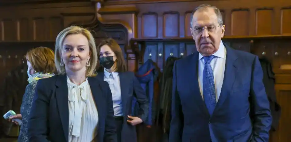 El ministro de Exteriores ruso Sergei Lavrov junto a su par británica Liz Truss en Moscú.