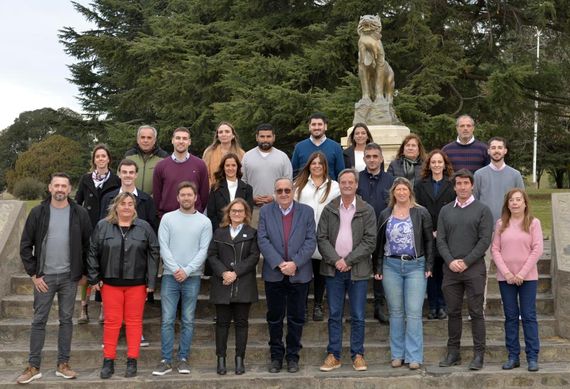 A dos días del cierre, Lunghi y Manazzoni presentaron las listas de precandidatos