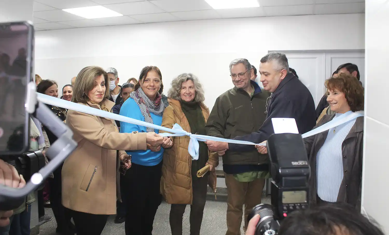 Autoridades del directorio y cooperadora participaron en el corte de cinta.