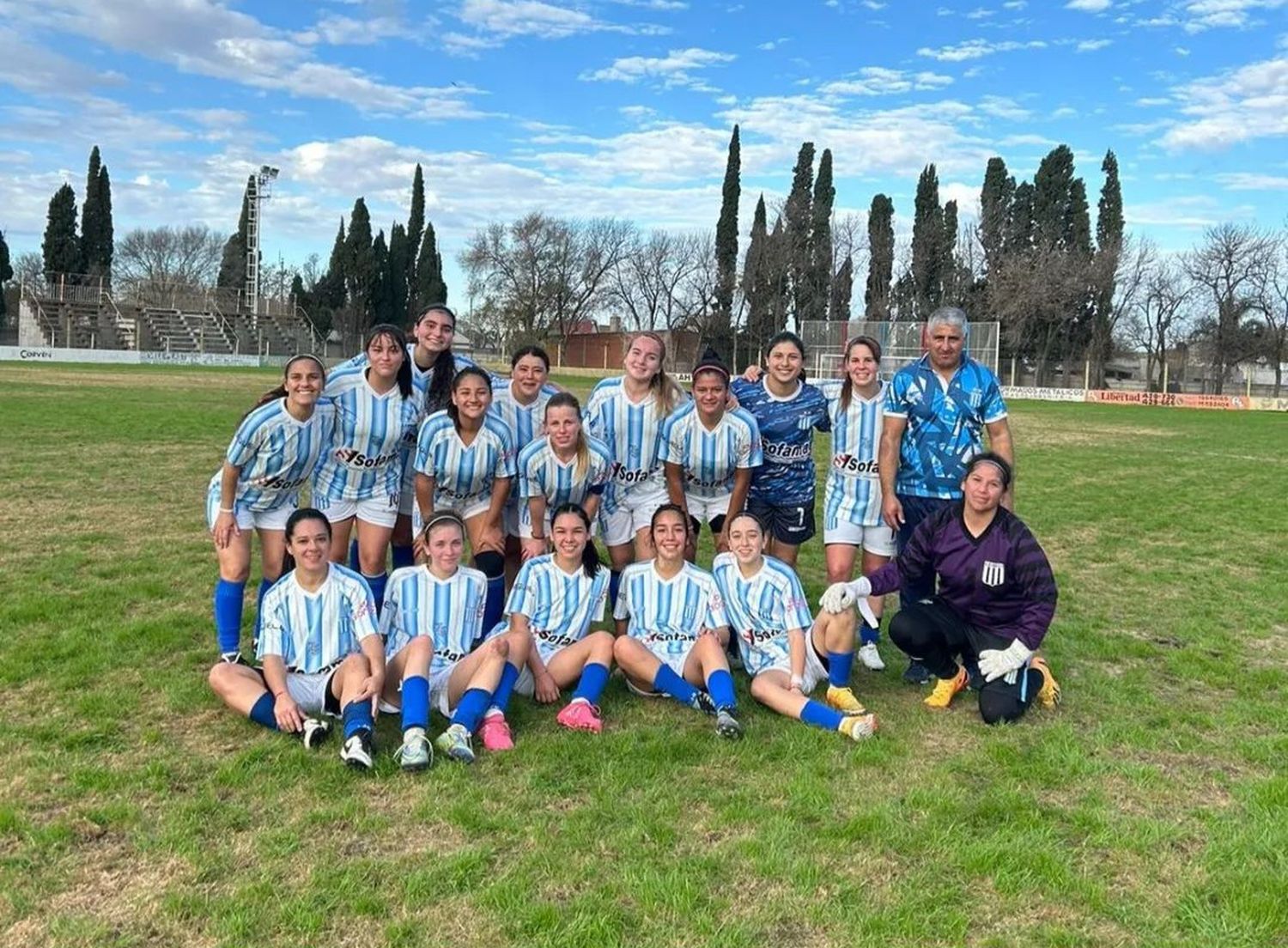 Racing cerró la jornada goleando a Jorge Newbery y escala posiciones.