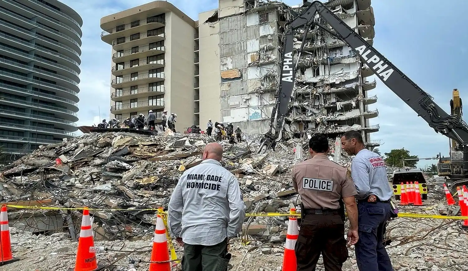 Derrumbe en Miami: hallan seis cuerpos y ascienden a 60 los muertos