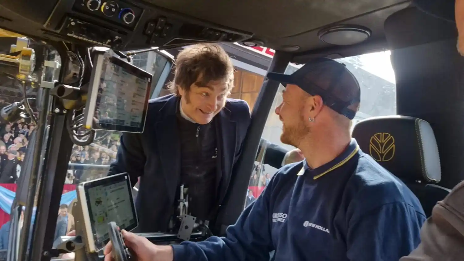 VIDEO | Un rafaelino recibió a Javier Milei en su máquina agrícola: "Fue un momento inesperado, pero de gran orgullo"