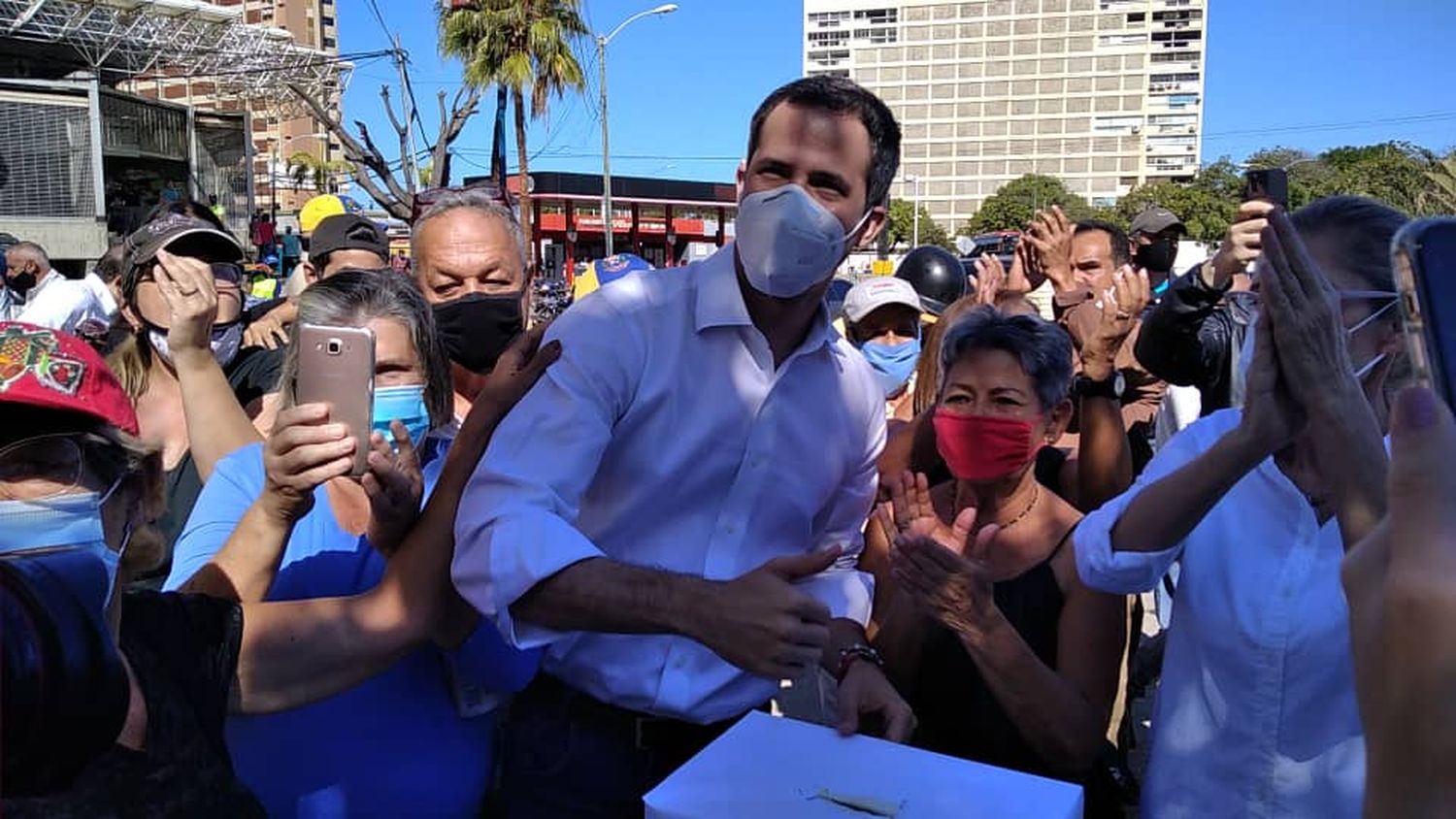 Guaidó denuncia asedio de la «dictadura» y llama a las calles