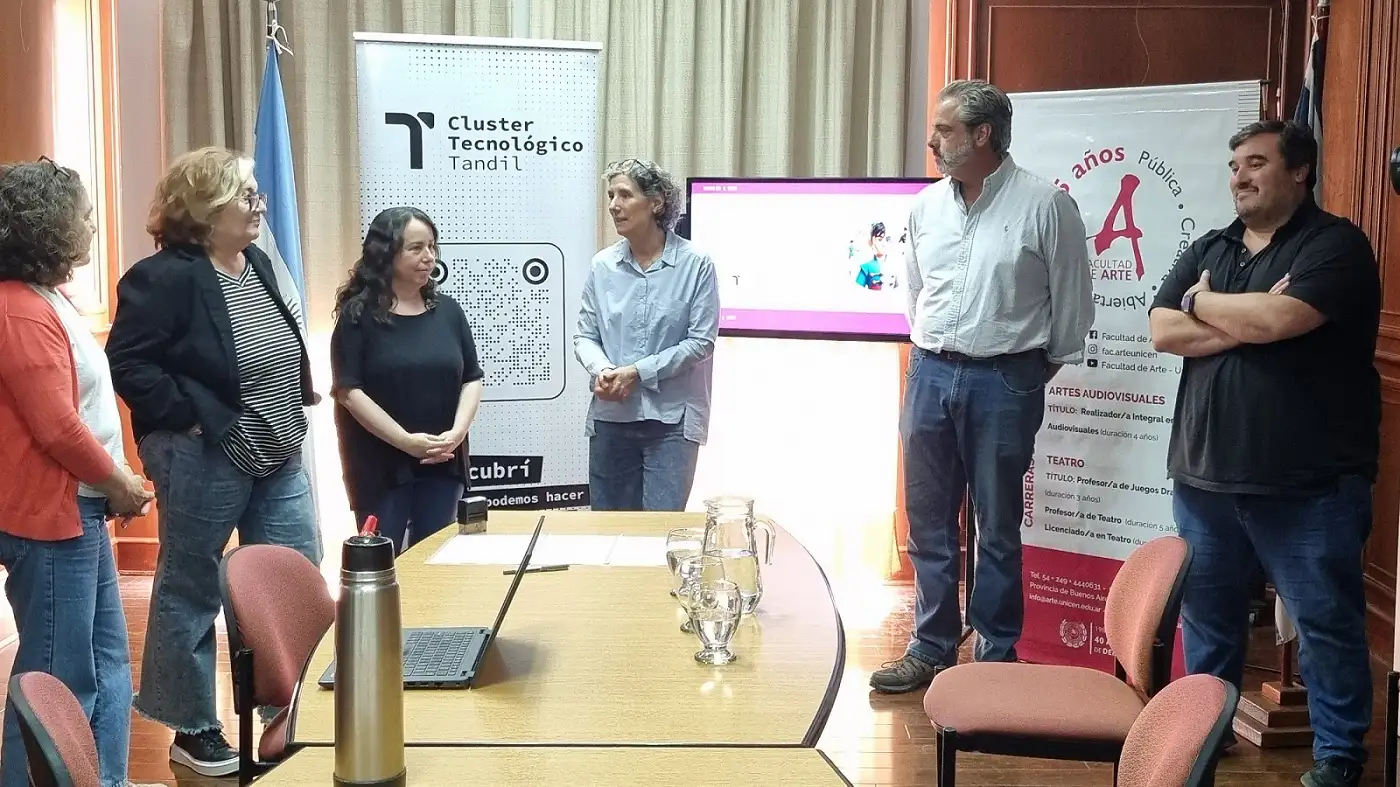 Daniela Ferrari, por la Facultad de Arte, y Esteban Sarabia, del Clúster, firmaron el acta.