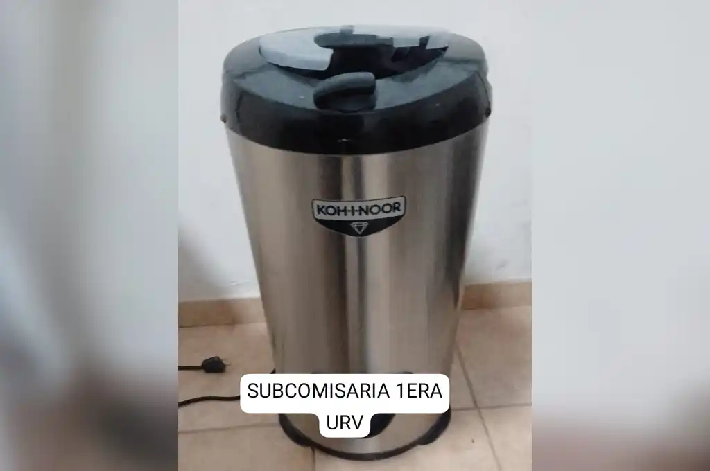 Un hombre abandonó un secarropa en la calle al ver a la policía y escapó