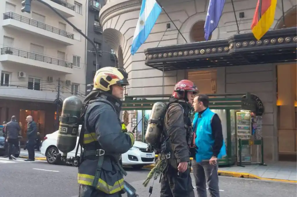 Los Bomberos, iniciaron un operativo que incluyó el corte total de la avenida
