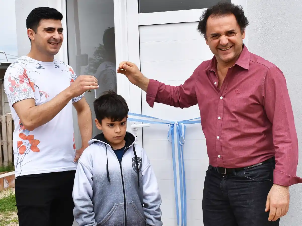 Devoto: Peltzer entregó tres viviendas y aseguró que "no se detendrá la construcción pese a aumentos"