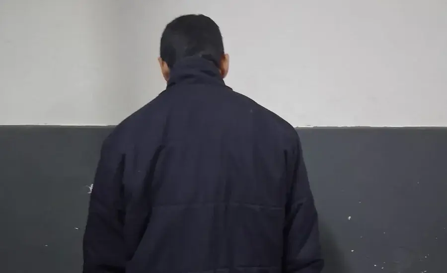Detuvieron a un chofer de aplicación por abandonar a un pasajero herido que se cayó de su moto en zona norte.