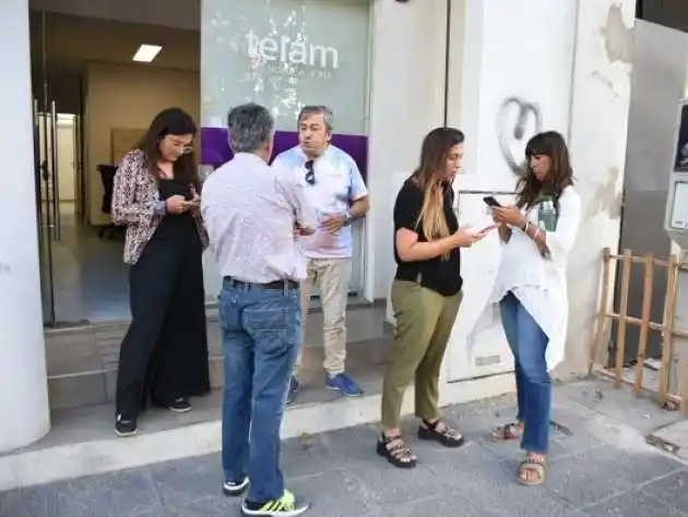 Los trabajadores en la puerta de la corresponsalía de Télam en La Plata.