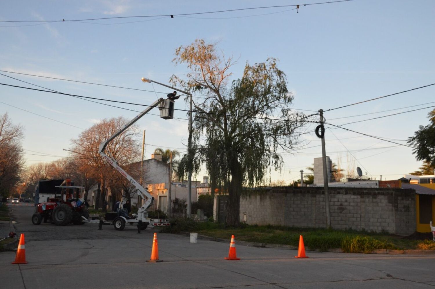 Las cuadrillas municipales intensifican las tareas para mantener la ciudad limpia y ordenada