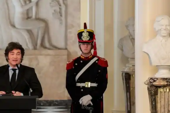 Javier Milei inauguró el busto de Carlos Menem en Casa Rosada: "El mejor presidente de los últimos 40 años"