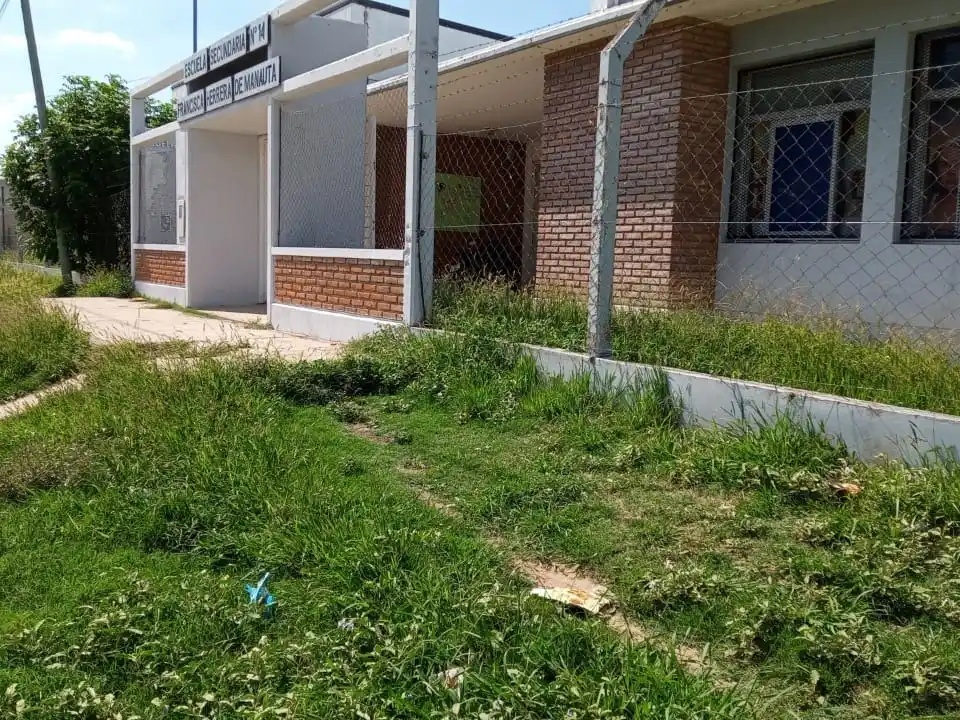 Reclaman por el pastizal dentro y fuera de una escuela secundaria