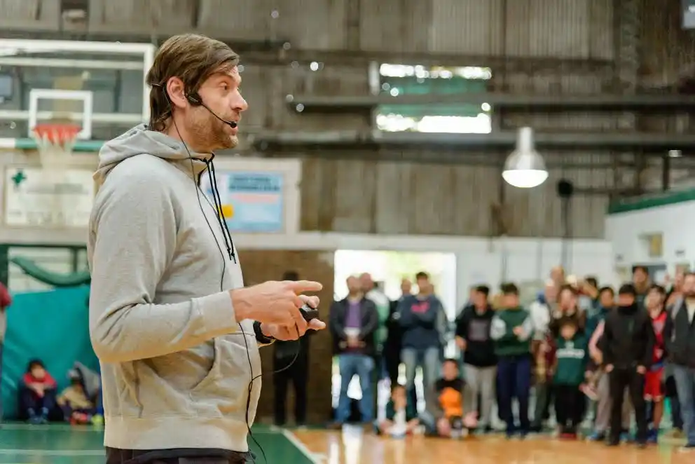 Oberto brindó una clínica deportiva en La Plata 