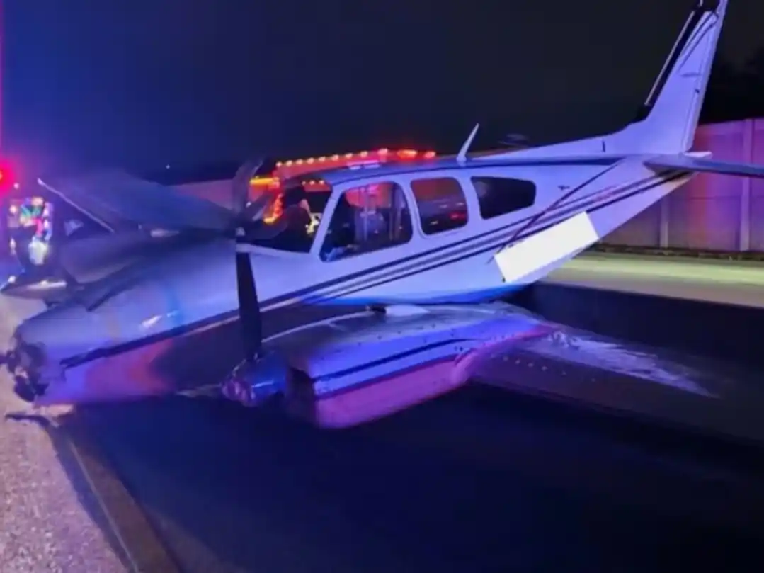 Avioneta de entrenamiento cayó sobre un auto en plena autopista de Florida y quedó filmado
