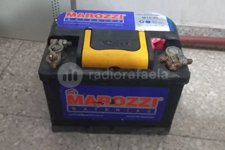 En bicicleta, paseaban con una batería de dudosa procedencia