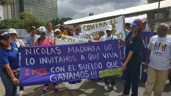 PATEAN CALLES COMO BUHONEROS: lo que hacen los trabajadores públicos para sobrevivir