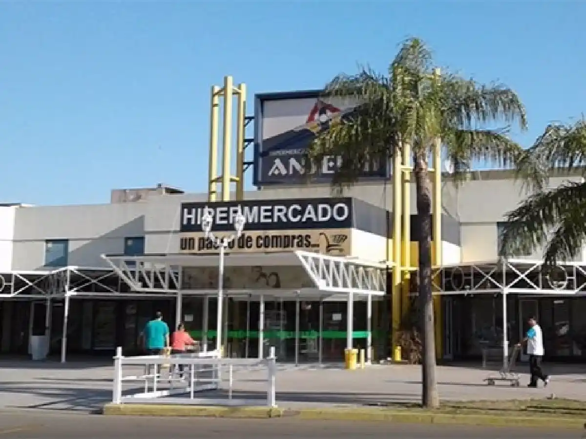 Dos “mecheras” de 16 y 17 años fueron  detenidas por robar en el hipermercado    