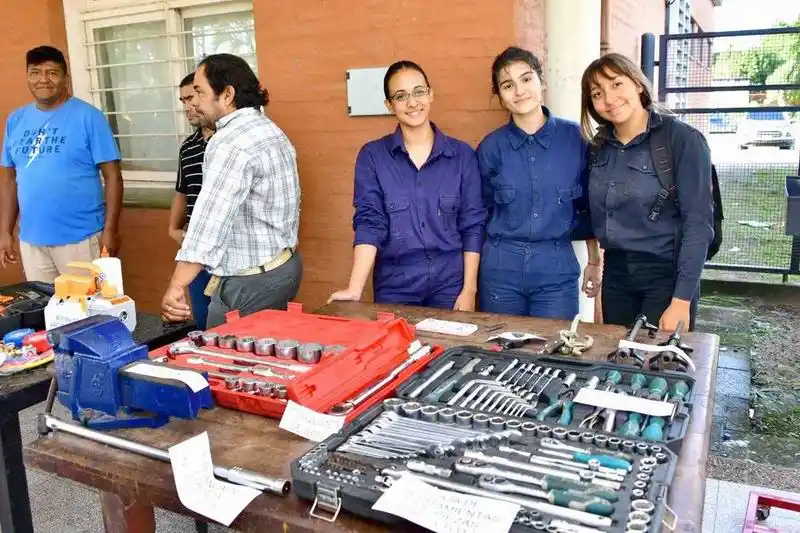 Exposición de insumos, herramientas 
y equipamiento en la EPET N.º 7