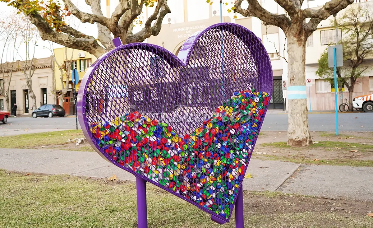 Corazón. Para depositar tapitas, ubicado frente al municipio