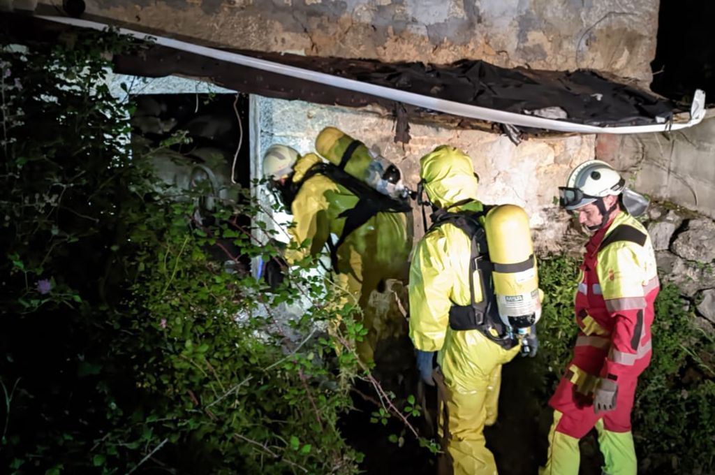 Con trajes especiales los bomberos entraron al lugar y pudieron salvar a 3 vacas