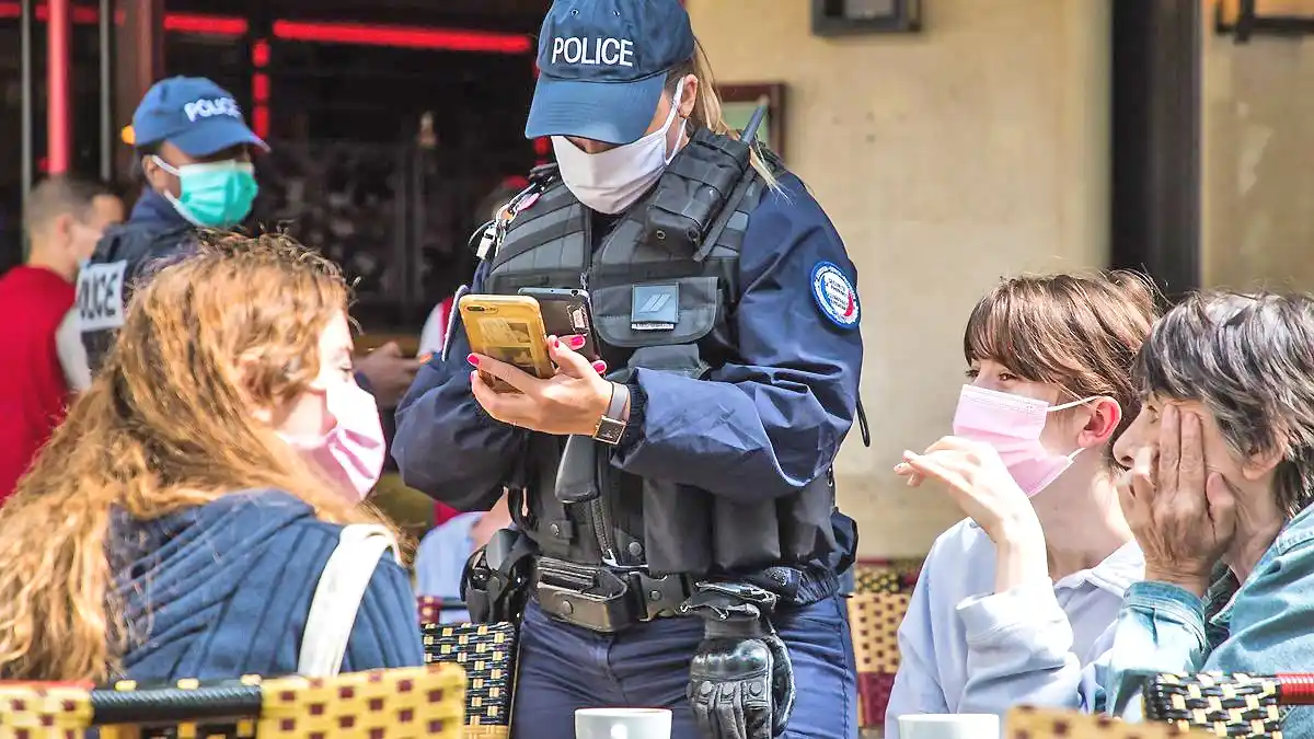 Se puso en funcionamiento el certificado sanitario en Francia. La Policía hace controles en los bares.