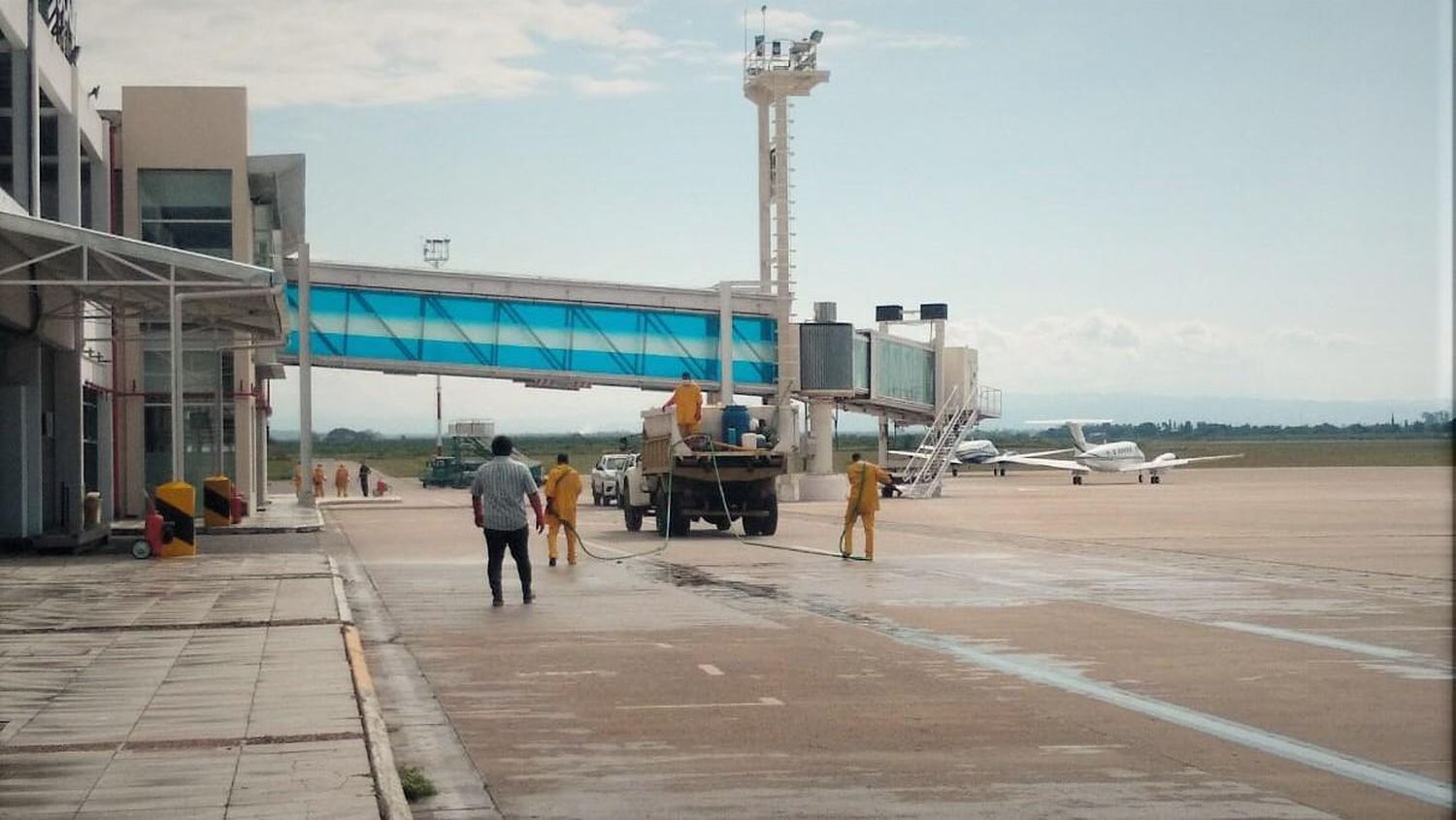 COVID-19: desinfección total en el aeropuerto de Tucumán