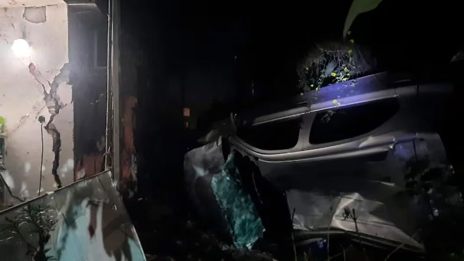La casa que sufrió el impacto quedó en riesgo de derrumbe. FOTO: Infobae.