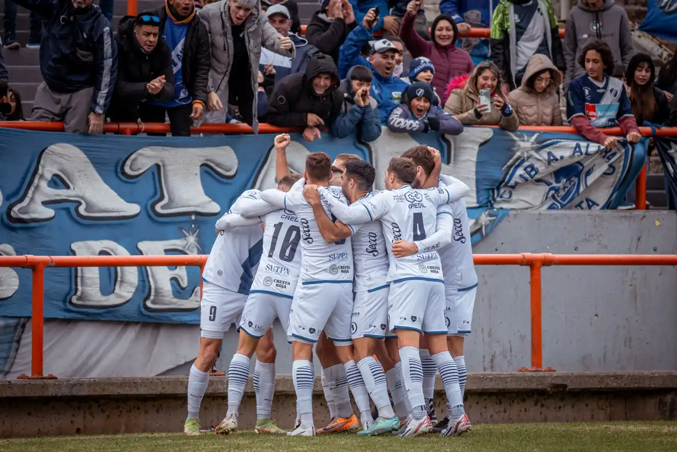 La celebración de todo el equipo alrededor de Sánchez.