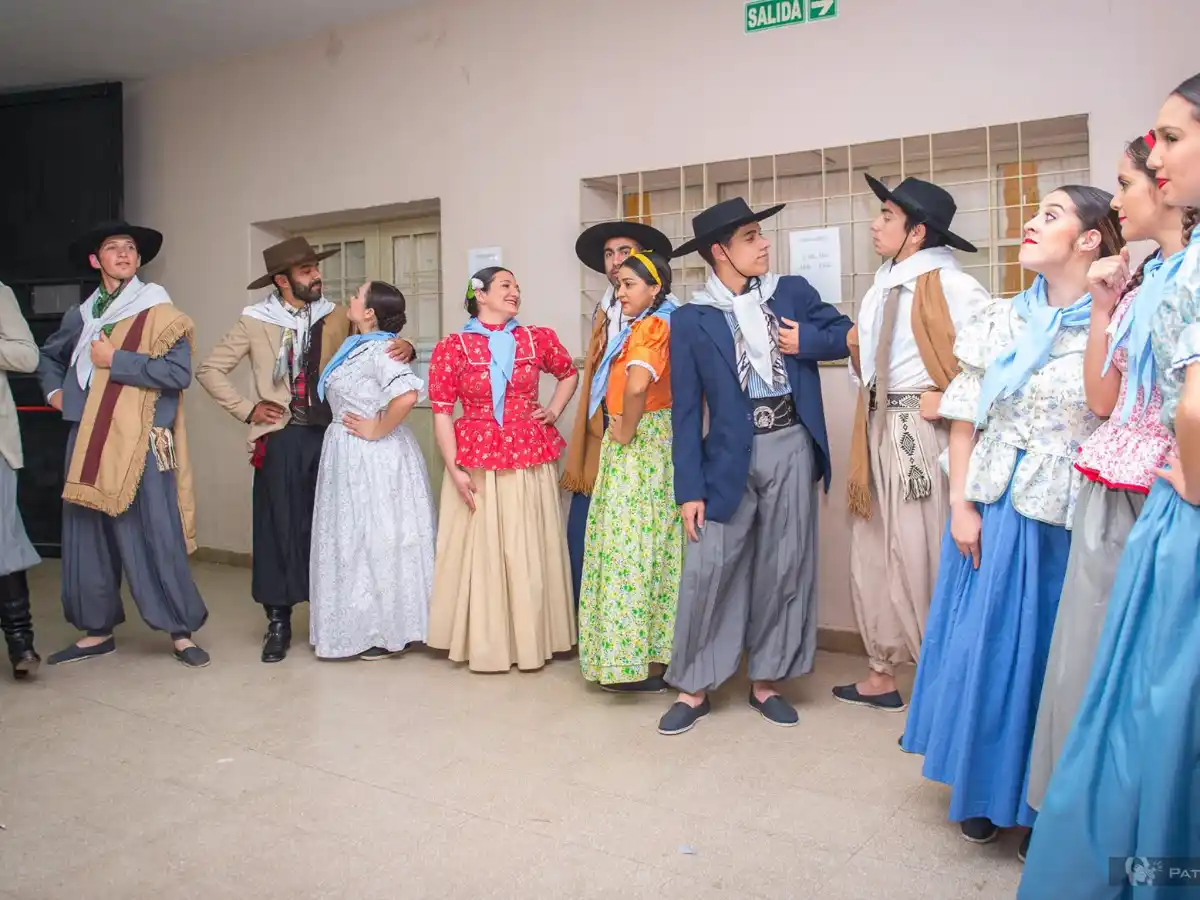 La Plaza Cívica se llena  de folclore para alentar el espíritu nacionalista