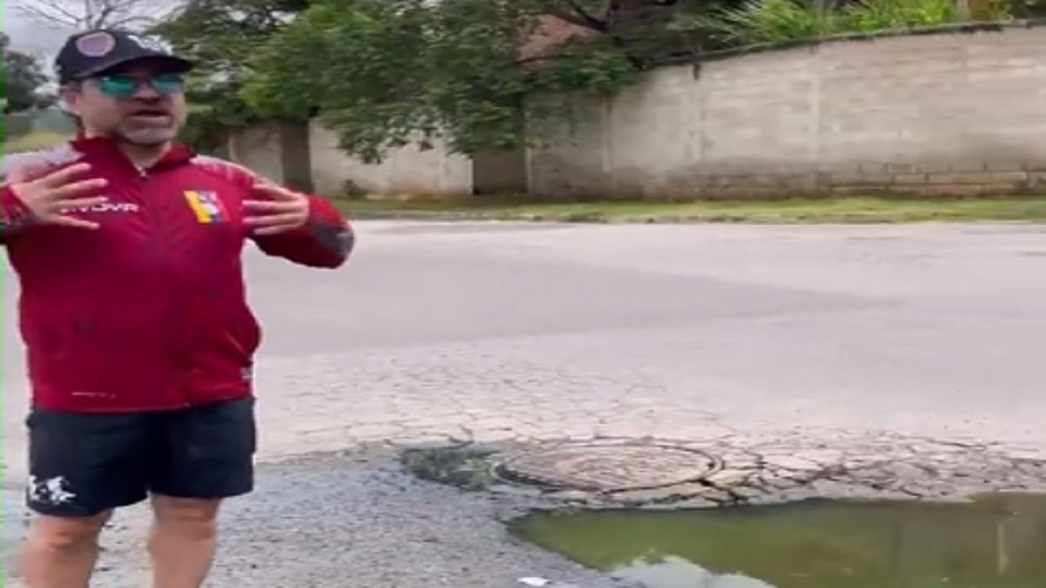 ¡A LACAVA LO BAÑAN DE EXCREMENTO! Y esto es lo que dice