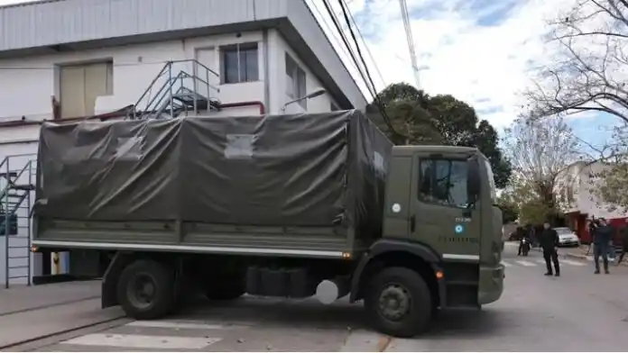 Camiones del Ejército reparten la comida.