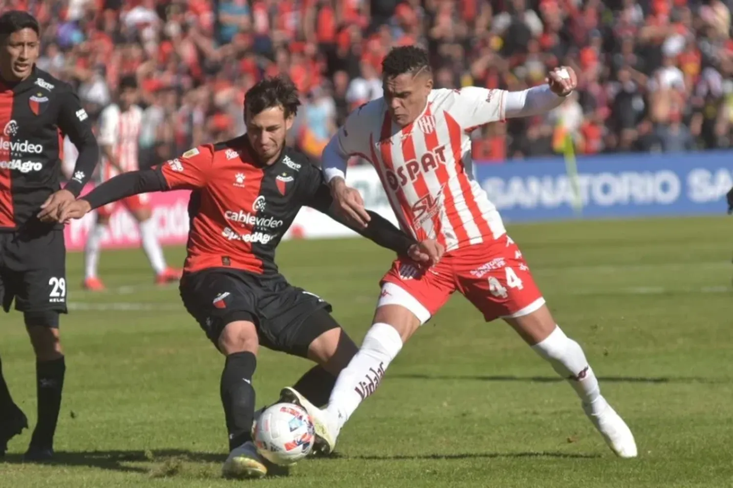 Unión y Colón se enfrentan en un clásico santafesino a puro carnaval