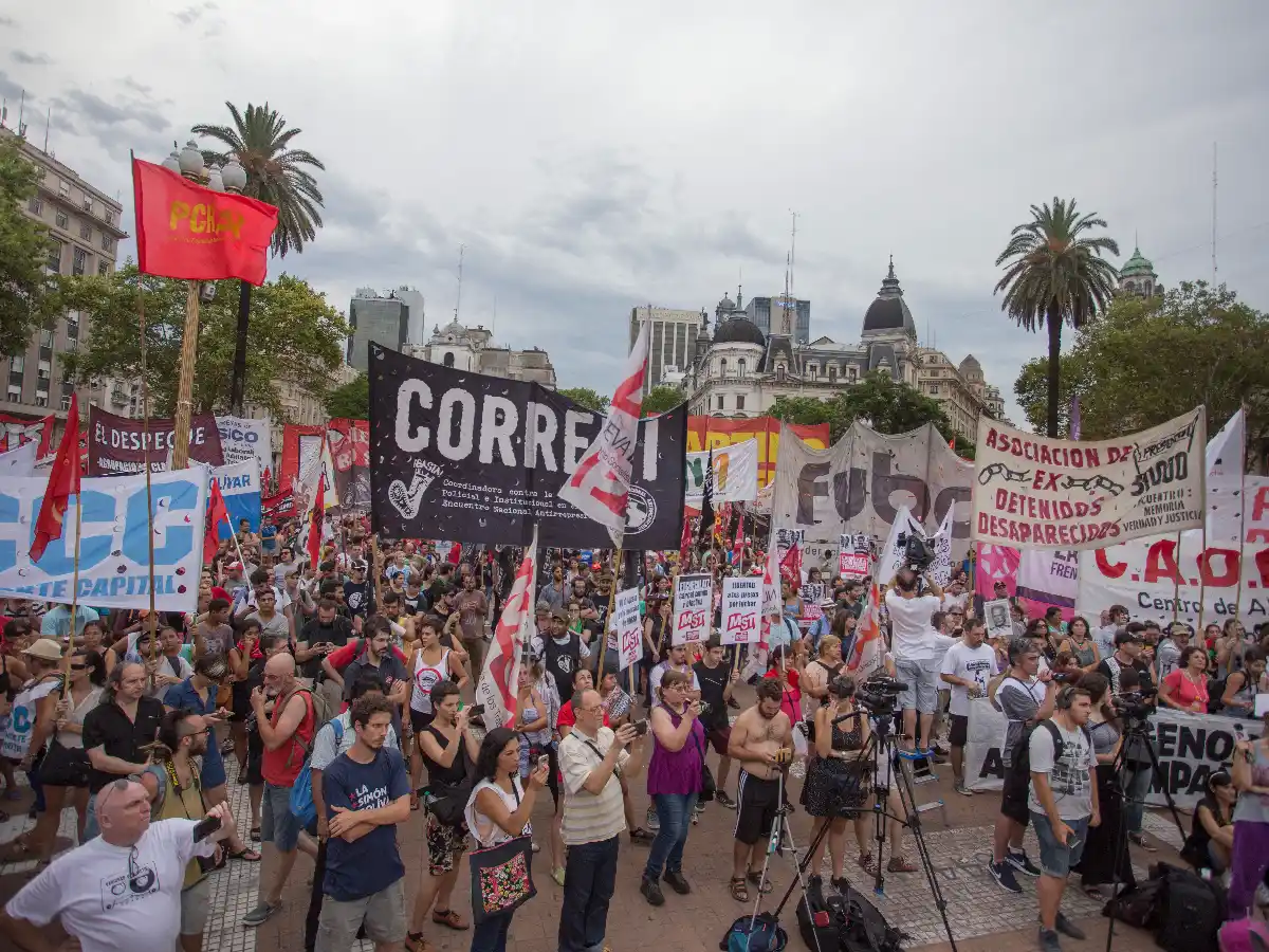 Agrupaciones de izquierda marcharon a Plaza de Mayo para denunciar la "escalada represiva" del Gobierno