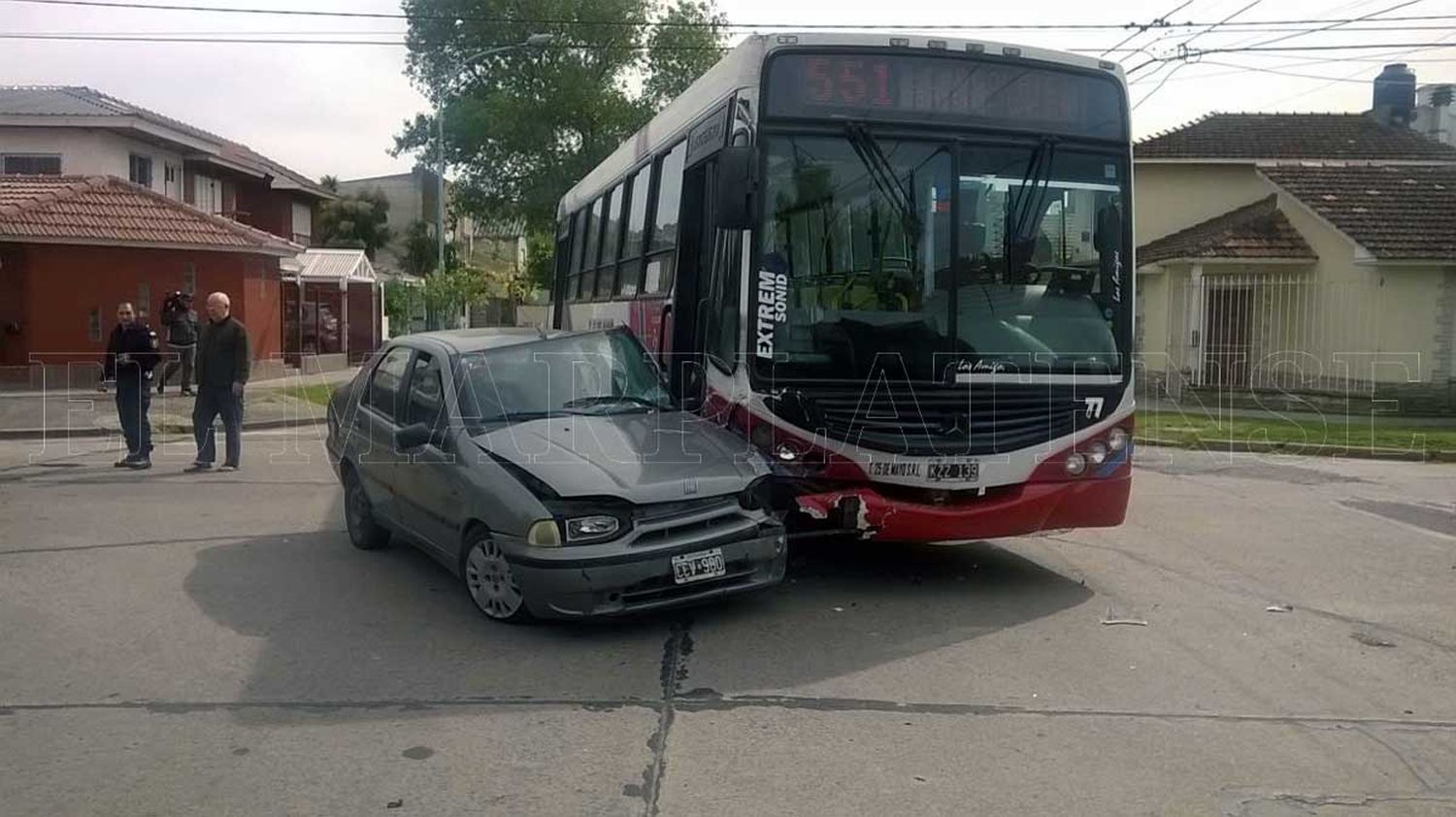 Fuerte choque entre un colectivo y un auto: una mujer hospitalizada