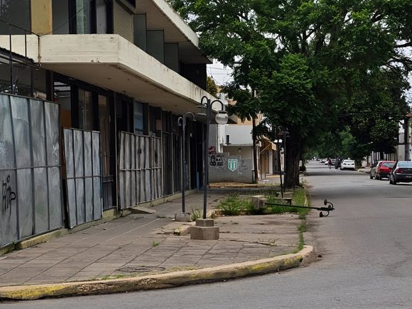 Oficina de quejas:  tras el desalojo, así está la vieja Terminal, enchapada con carteles de obras públicas