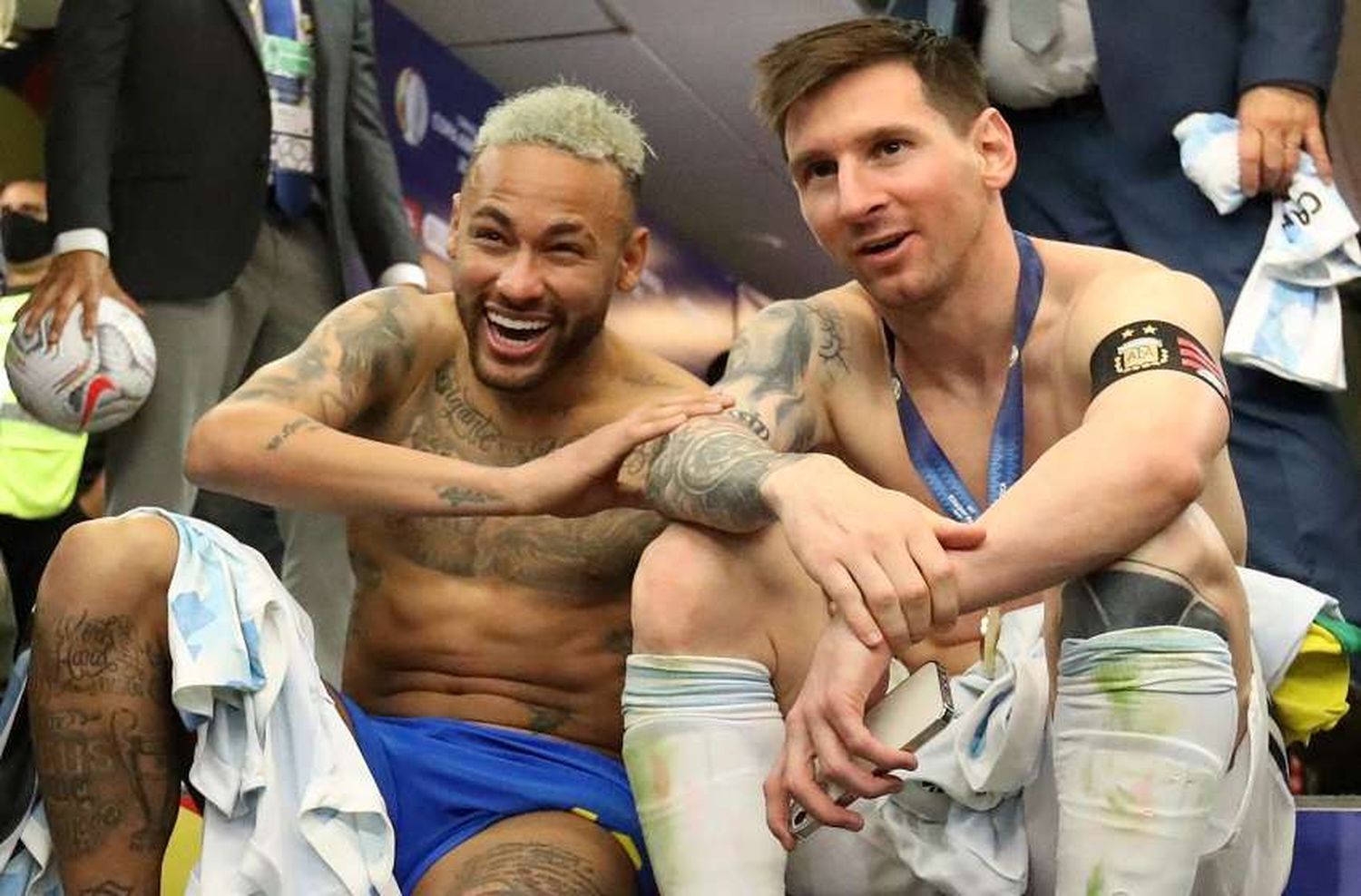 El gesto que enaltece a Neymar: la foto del crack brasileño con Messi, riéndose y abrazados