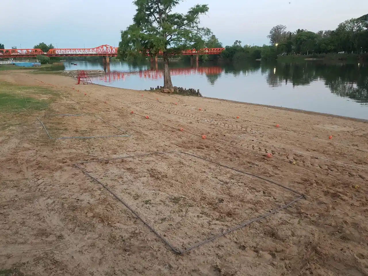Con horario limitado, abrió la Playa del Puente