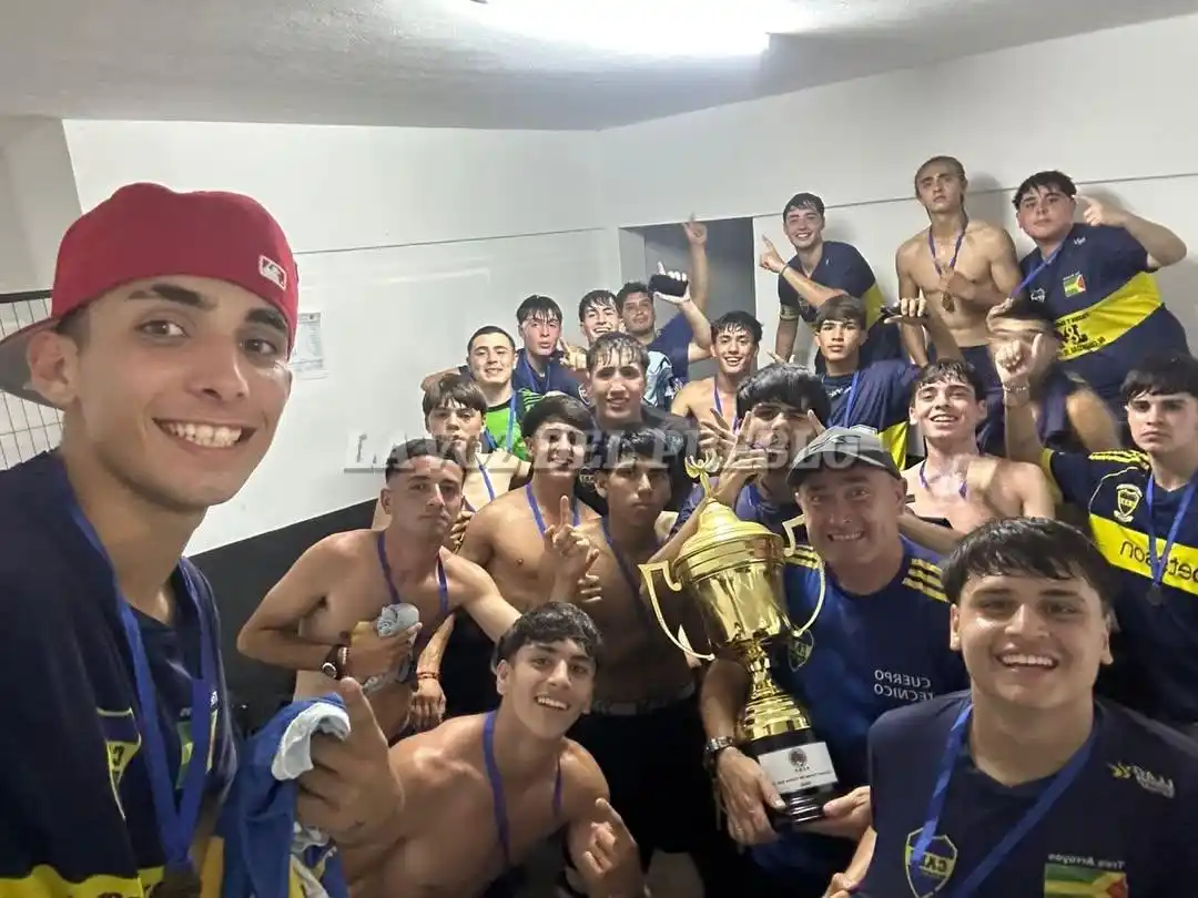 El festejo con la copa del Sub-17 de Boca (Federación de Fútbol Bonaerense Pampeana en Instagram)