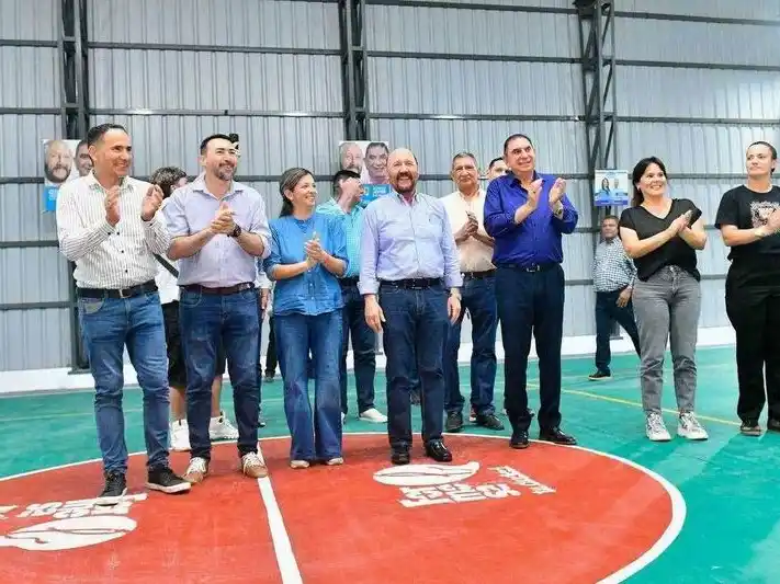 Insfrán y Jofré inauguraron un playón
polideportivo y un centro cívico municipal