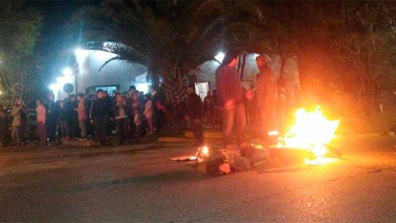 Un reconocido delincuente agredió a su pareja y amenazó a la policía