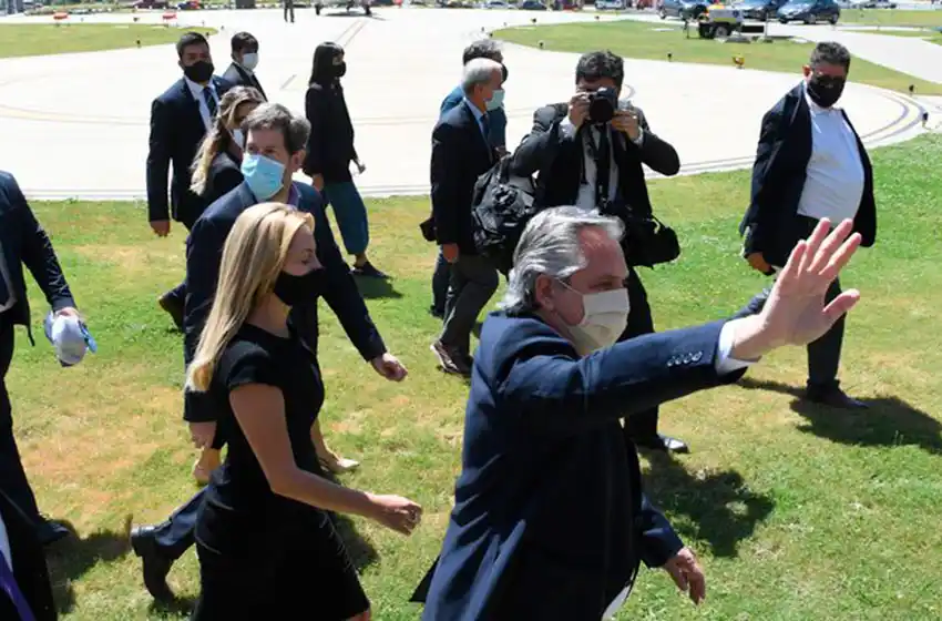 Alberto Fernández adjudicó la violencia en el velorio de Maradona a “barrabravas”