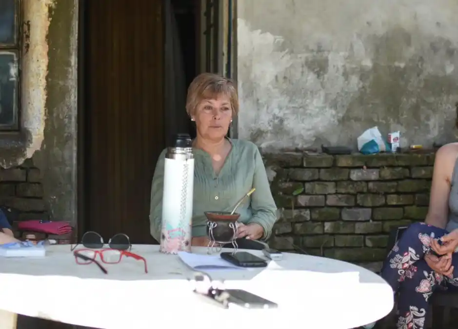 Con voz quebrada, Susana habla de la grave situación en que está su hija, mientras el resto llora y escucha 