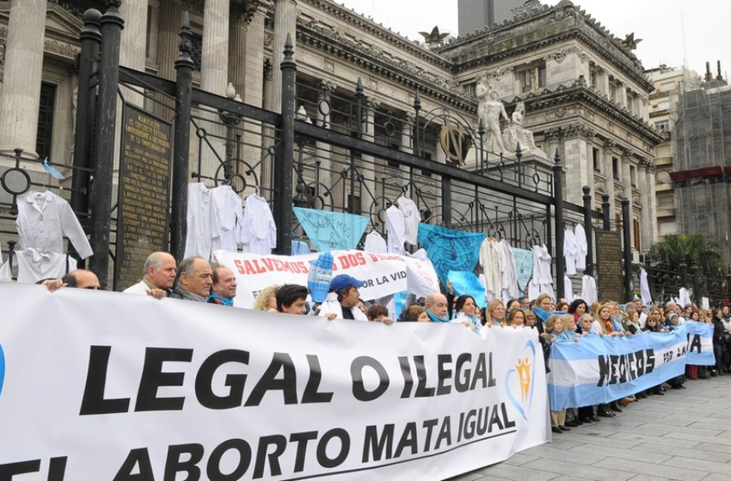 Médicos y enfermeros hicieron un "chaquetazo" contra del aborto