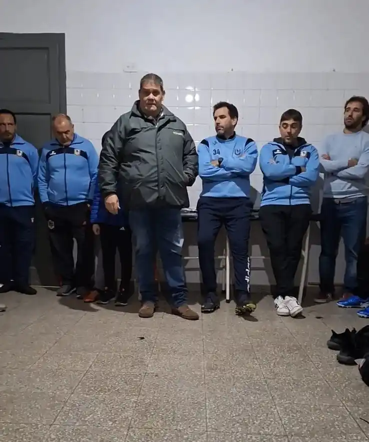 FOTO LIGA TANDILENSE DE FÚTBOL Arnaiz, Larrocea, Cenoz, Moreno, Gilabert y Di Fonzo; en vestuarios del San Martín.