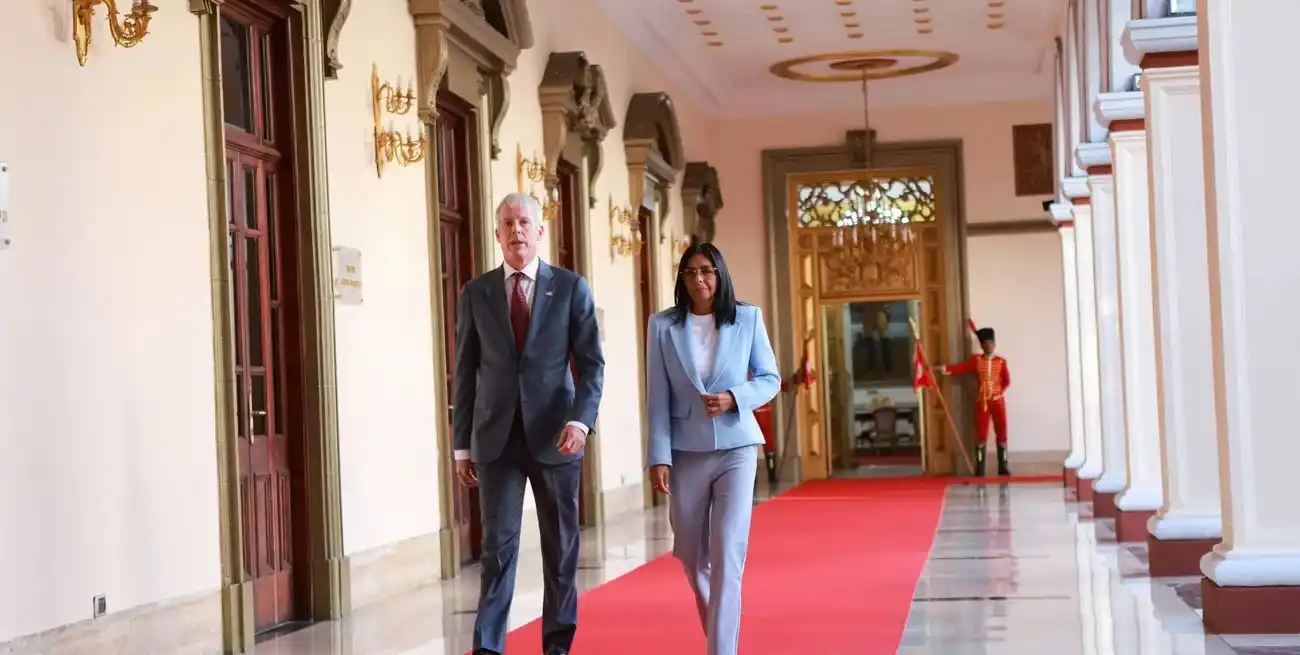 Delcy Rodríguez recibió a Chris Wright en Miraflores, en Caracas. Foto: Xinhua