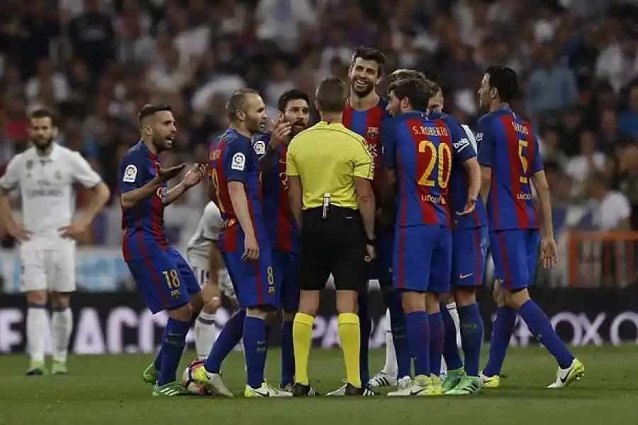 Escándalo en el Barcelona por pago de coimas arbitrales