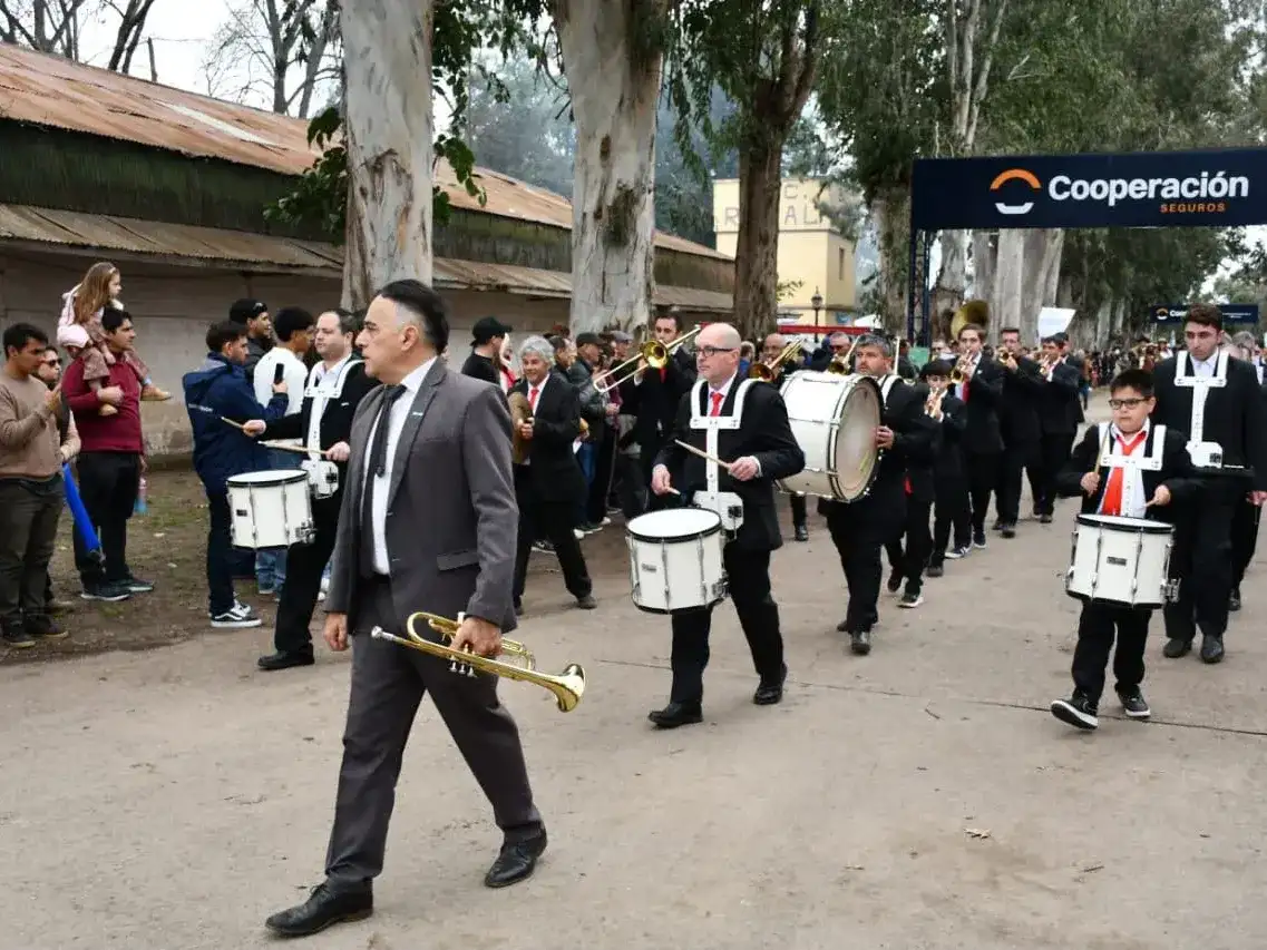 Miembros de la Banda, encabezados por el director Ezequiel Fernández, en la ExpoVenado. Foto: MVT