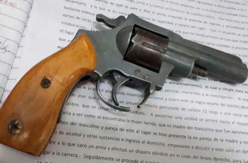 Balean a una mujer y detienen a su hijo